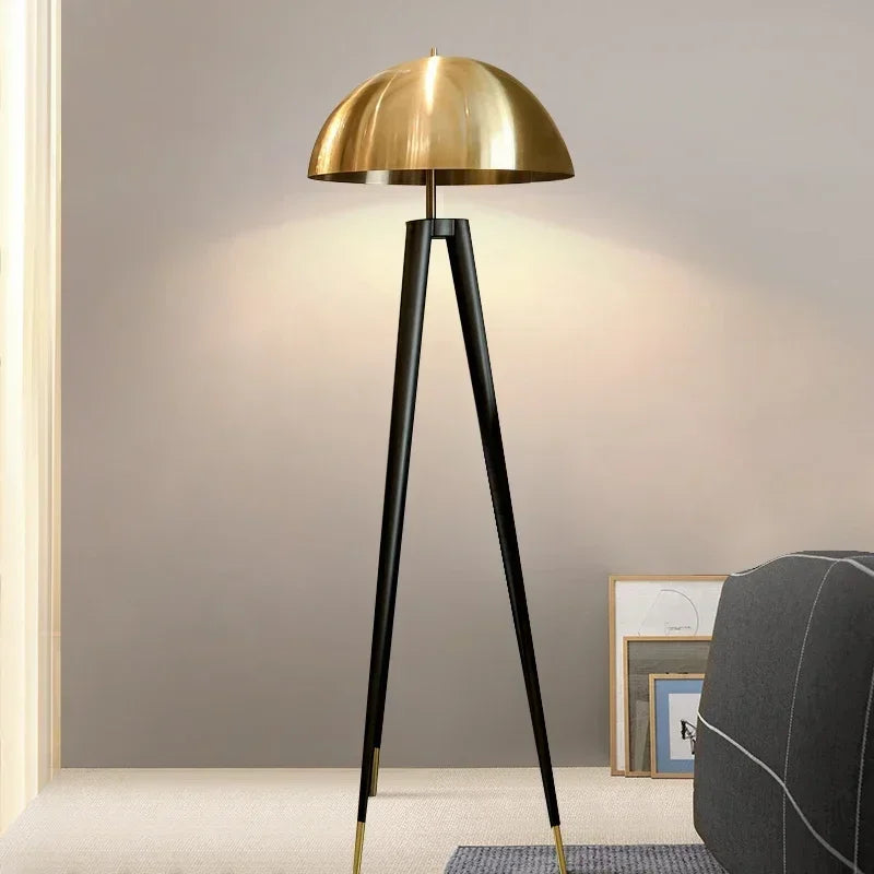 Lampadaire design trépied dôme doré Maison de la Lumière