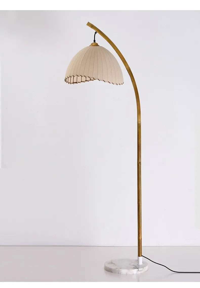 Lampadaire bohème salon arc plissé Maison de la Lumière