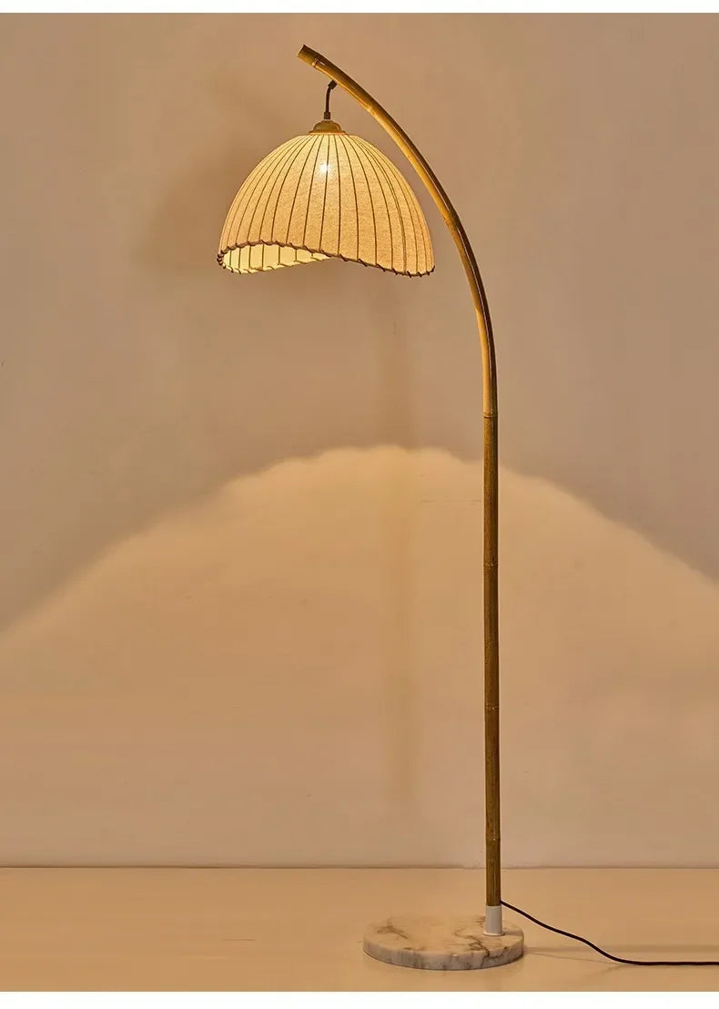 Lampadaire bohème salon arc plissé Maison de la Lumière