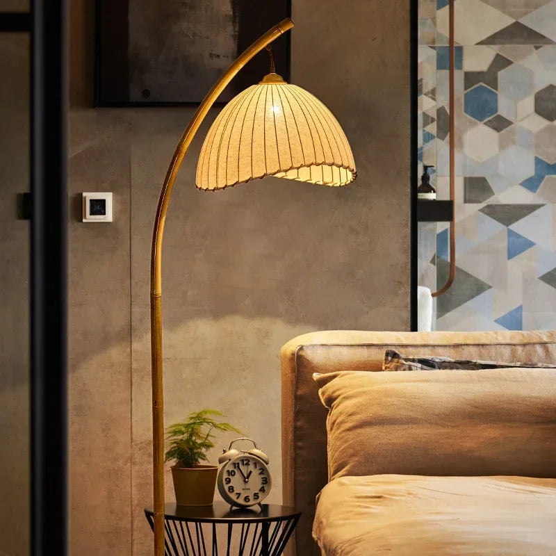 Lampadaire bohème salon arc plissé Maison de la Lumière