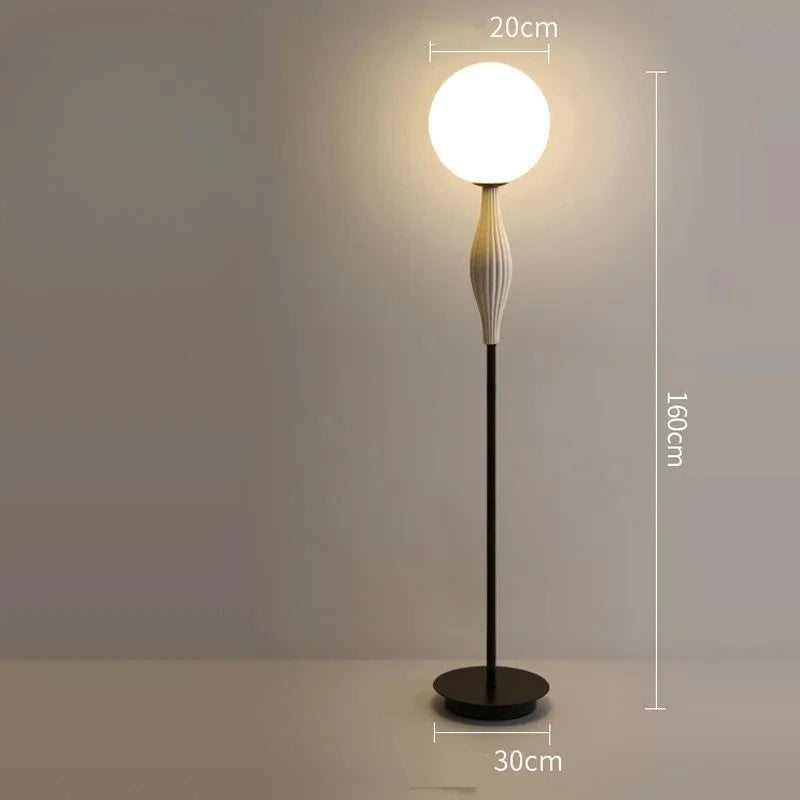 Lampadaire globe sculptural blanc LED Maison de la Lumière