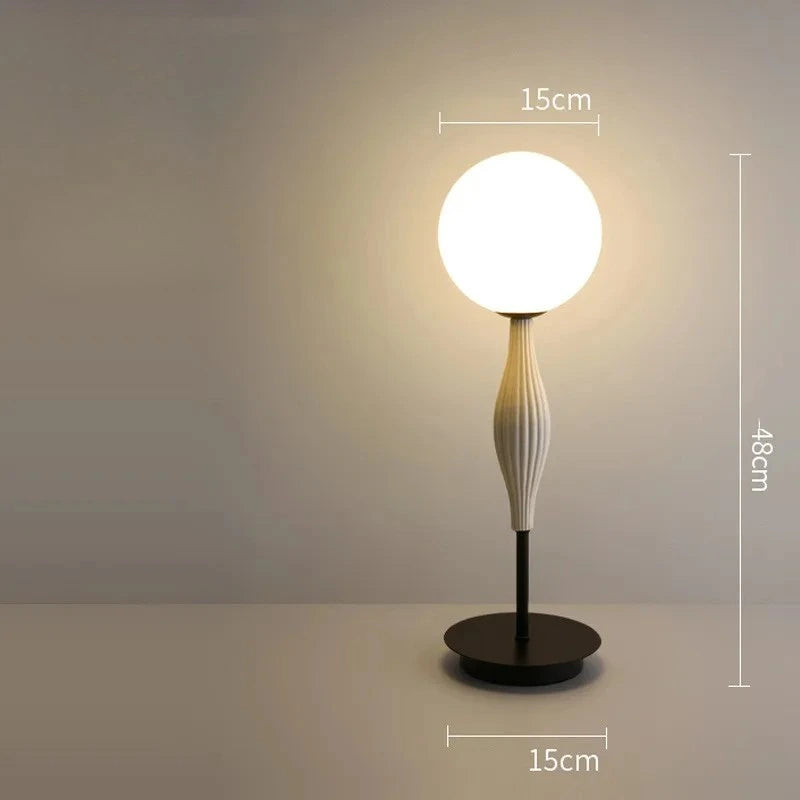 Lampadaire globe sculptural blanc LED Maison de la Lumière