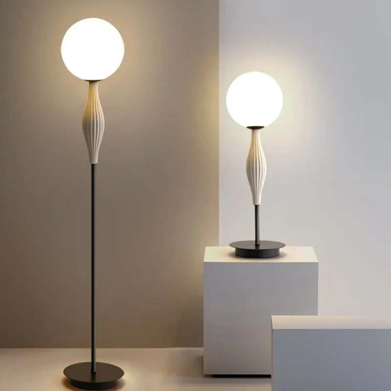 Lampadaire globe sculptural blanc LED Maison de la Lumière