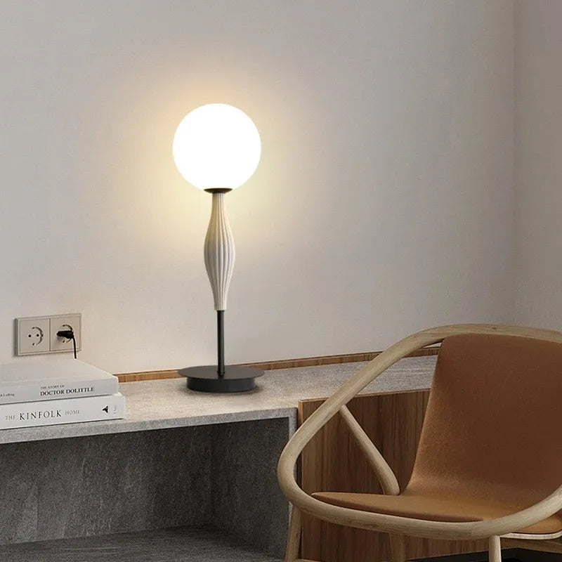 Lampadaire globe sculptural blanc LED Maison de la Lumière